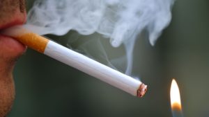 un-quart-des-francais-fumeurs-et-non-fumeurs-jugent-que-l-interdiction-totale-du-tabac-serait-la-mesure-la-plus-efficace-pour-faire-baisser-la-consommation-de-cigarettes_5743595