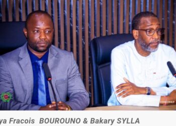 Le Ministre Faya François BOUROUNO prend contact avec le personnel de la CNSS