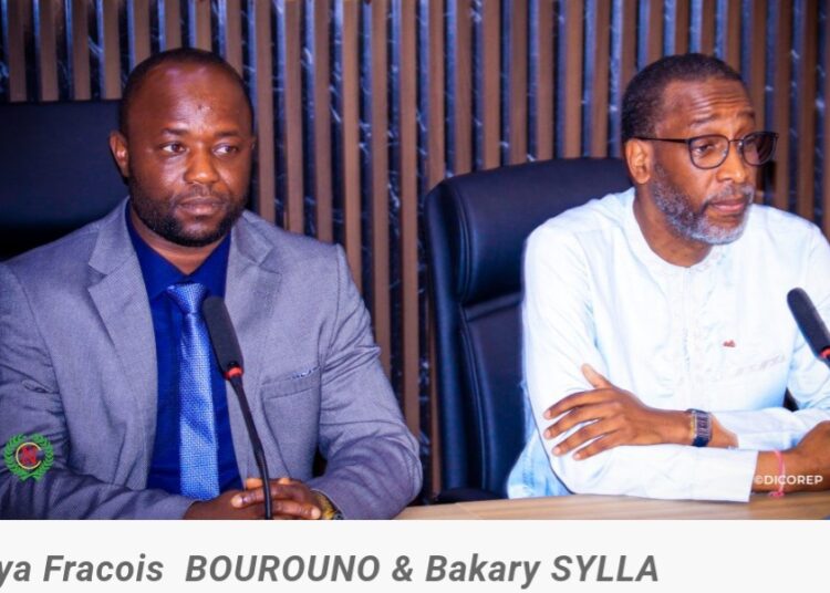 Le Ministre Faya François BOUROUNO prend contact avec le personnel de la CNSS